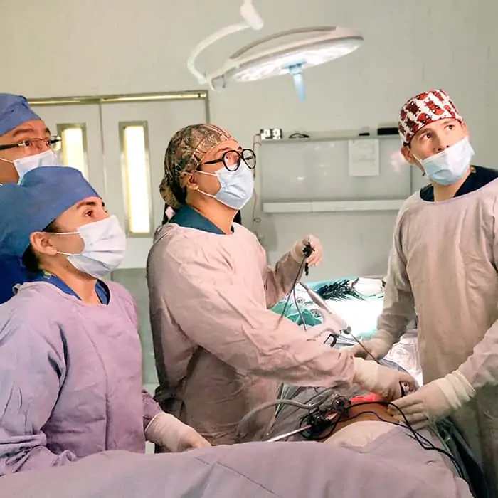 Dr Carlos Castañeda durante Cirugía mínima invasión